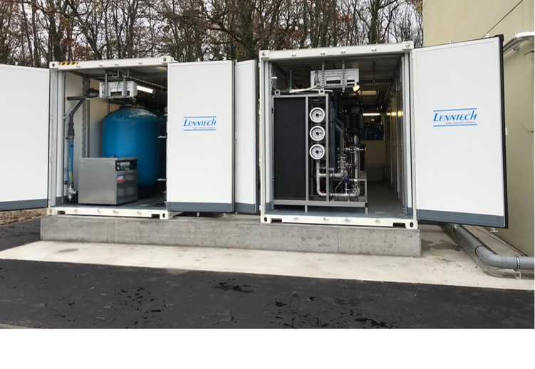 Twee waterbehandelingsunits van Lenntech in containers met open deuren, geplaatst op een betonnen fundering