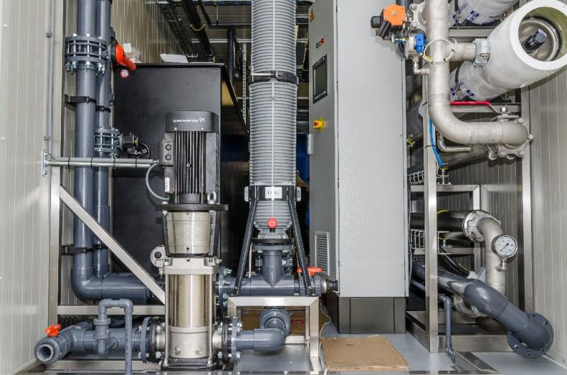 Systeem voor omgekeerde osmose van zeewater in een container