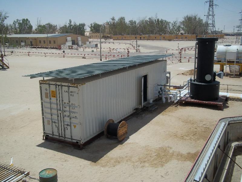 Watervoorzieningsinstallatie in een container voor een olieveld, met ontgassingstoren