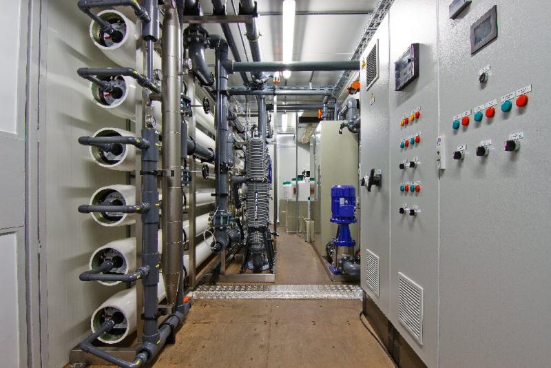Installatie voor omgekeerde osmose in een container