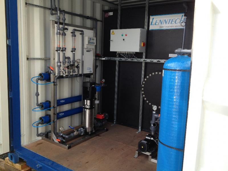 Installatie voor omgekeerde osmose in een container met opslagtank